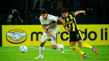 Peñarol visita a Plantense en partido decisivo.
