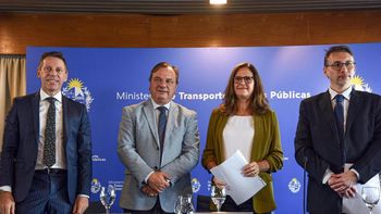 Los ministros de Transporte e Industria junto al embajador de Francia, Jean-Paul Seytre y el representante de Setec, Pierre-Edouard Tisserand.&nbsp;