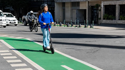altText(Informe advierte 634% de aumento de lesiones en conductores de monopatines y bicicletas en 5 años)}