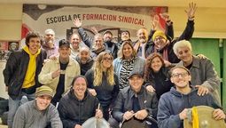 altText(Falta y Resto presentó su plantel para el Carnaval con históricos integrantes de la murga)}