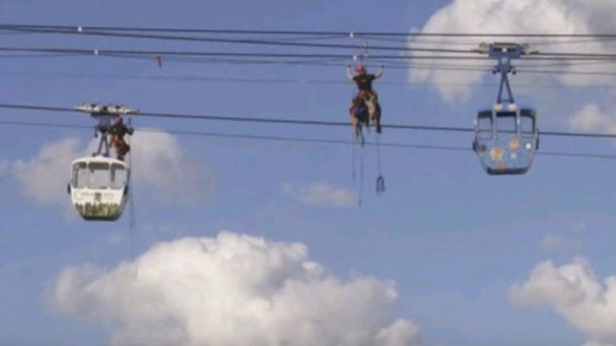 Video: Bomberos rescatan a más de 100 personas atrapadas en un teleférico