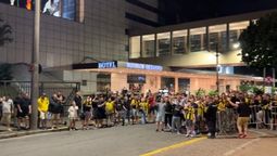 altText(Locura aurinegra tras la llegada al hotel del plantel de Peñarol)}