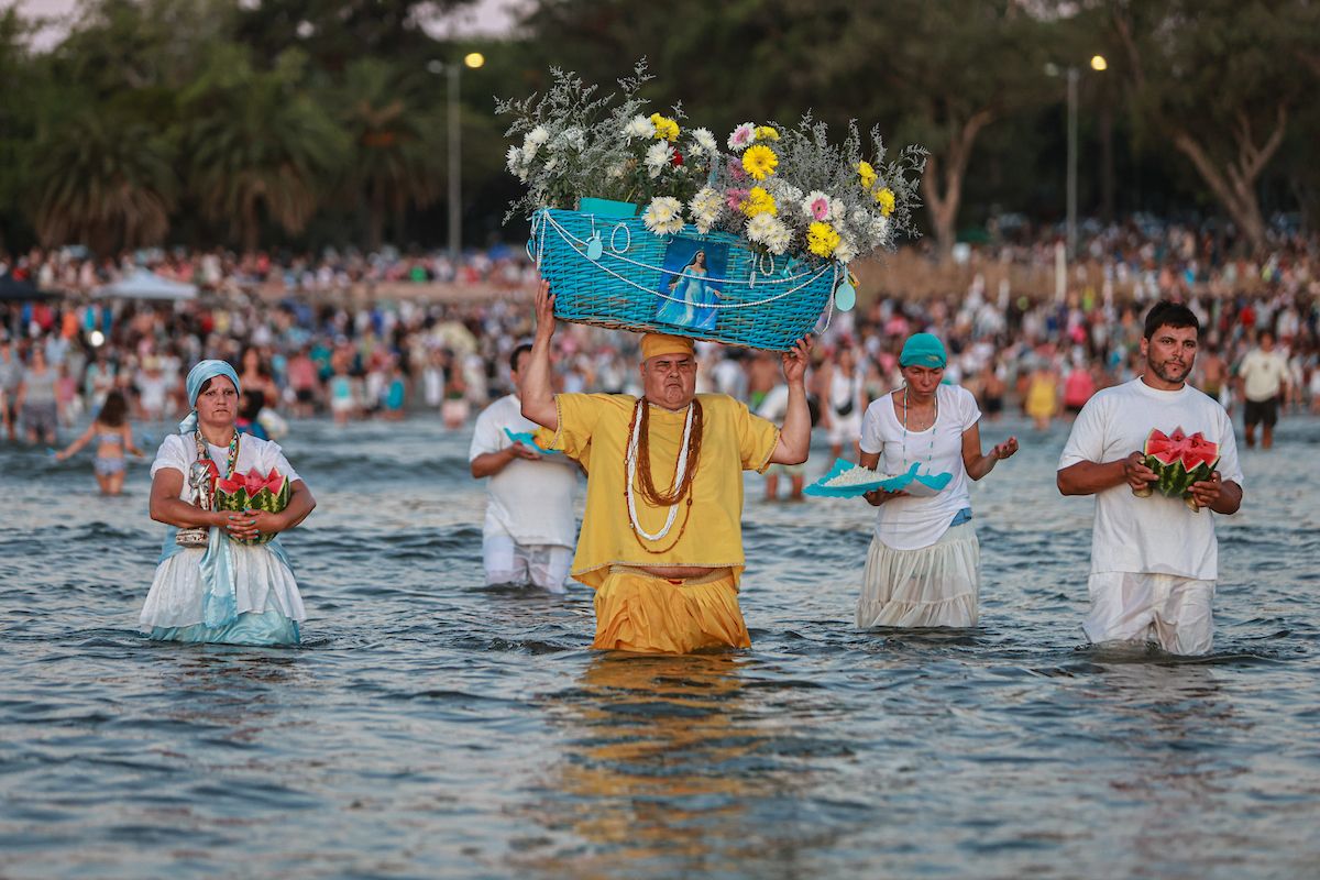 Celebración de Iemanjá en playa Ramirez.