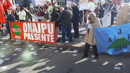 altText(Personas jubiladas se movilizaron frente a Torre Ejecutiva)}