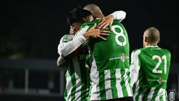 altText(Racing ganó y sigue firme en la punta)}