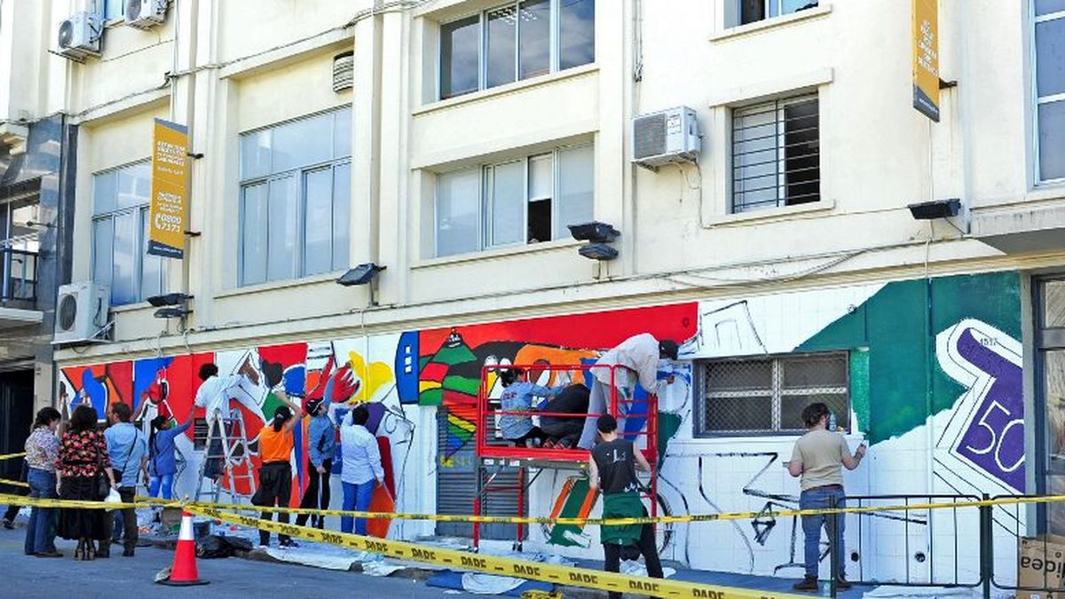 Estudiantes de UTU pintan mural en la fachada del Ministerio de Trabajo