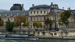 altText(Robaron valiosas joyas de la colección del museo de Louvre, en París)}