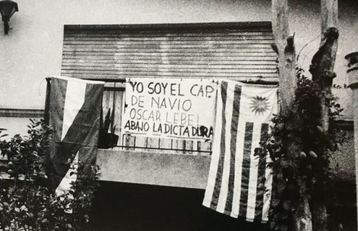 "Abajo la dictadura". Foto hist&oacute;rica del balc&oacute;n de &Oacute;scar Lebel.