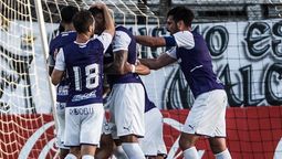 altText(Defensor derrotó a la Luz que se hunde en la tabla)}