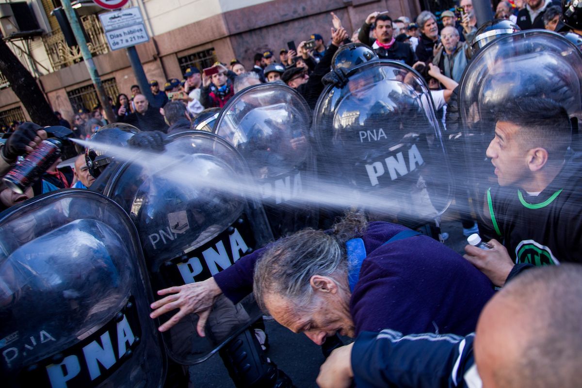 Argentina: Gobierno denunció a jueza que liberó detenidos tras represión de protesta.