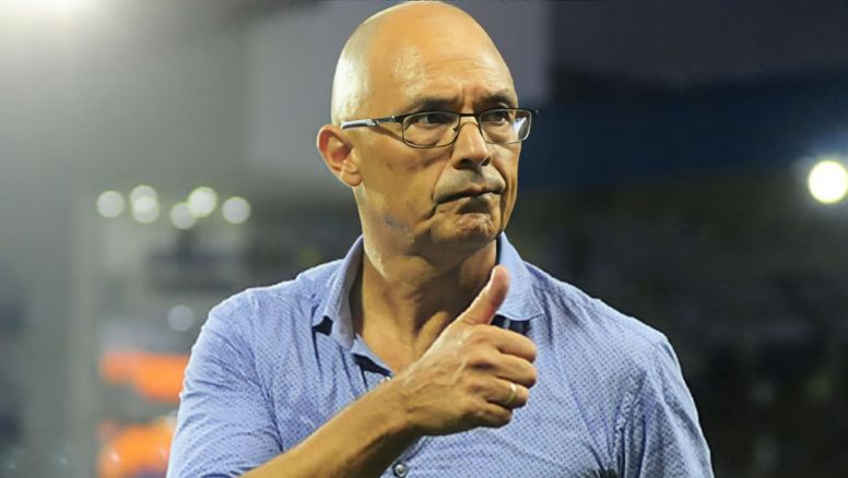 Arias se inclinaría por volver a la línea de cuatro