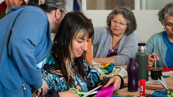 Iniciaron cursos de reciclaje de ropa en Montevideo, impulsando la economía circular.