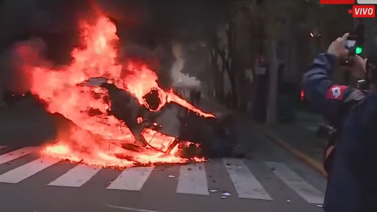 Un patrullero fue incendiado en Avenida de Mayo.