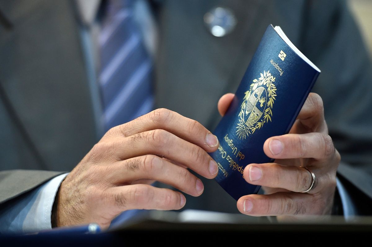 Los pasaportes uruguayos están en el ojo de la tormenta y salen con fritas.