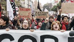 altText(Gremios de la educación se manifestaron frente a Torre Ejecutiva)}