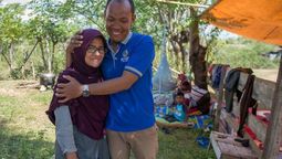 altText(Increíble reencuentro de una pareja en Indonesia)}