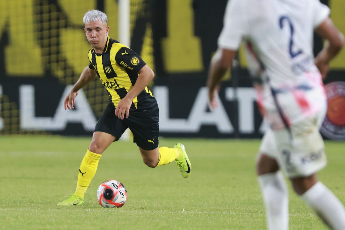 Leo Fernández tuvo sus primeros minutos con la 10 de Peñarol.