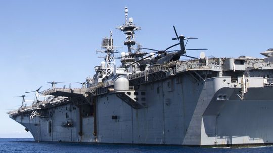 Buque USS Tripoli (LHA7) de la Armada de EEUU.