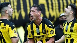 altText(Con uno menos, Peñarol se quedó con el clásico)}