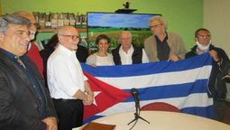 altText(Comité antimperialista de Uruguay entregó 500.000 jeringas a Cuba)}