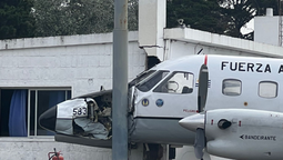 altText(Avión militar chocó contra un edificio en base de Carrasco)}