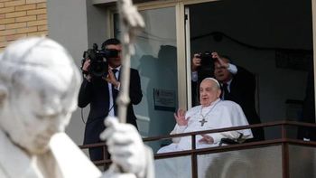 Papa Francisco reapareció en público tras cinco semanas de internación
