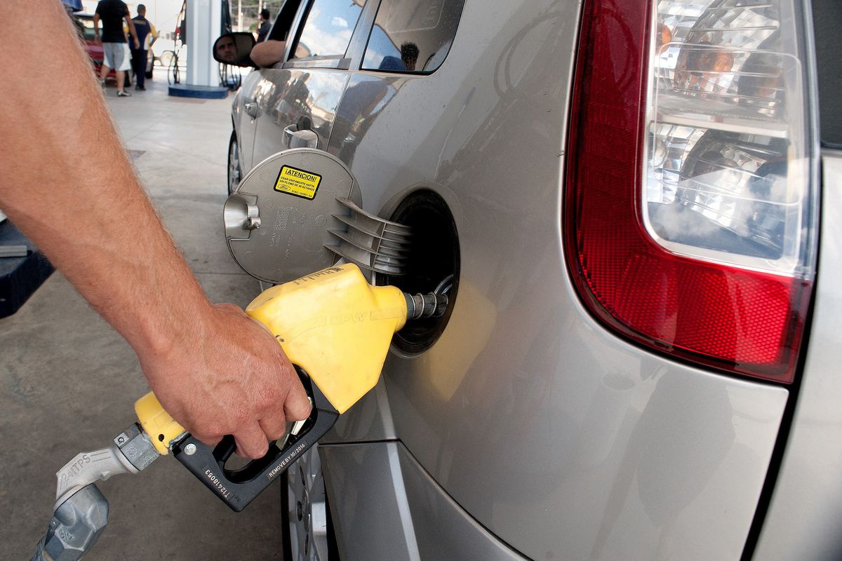 El informe de la Ursea indica que los combustibles tendrían que bajar un 15% en enero. El gobierno hará el anuncio el próximo jueves.