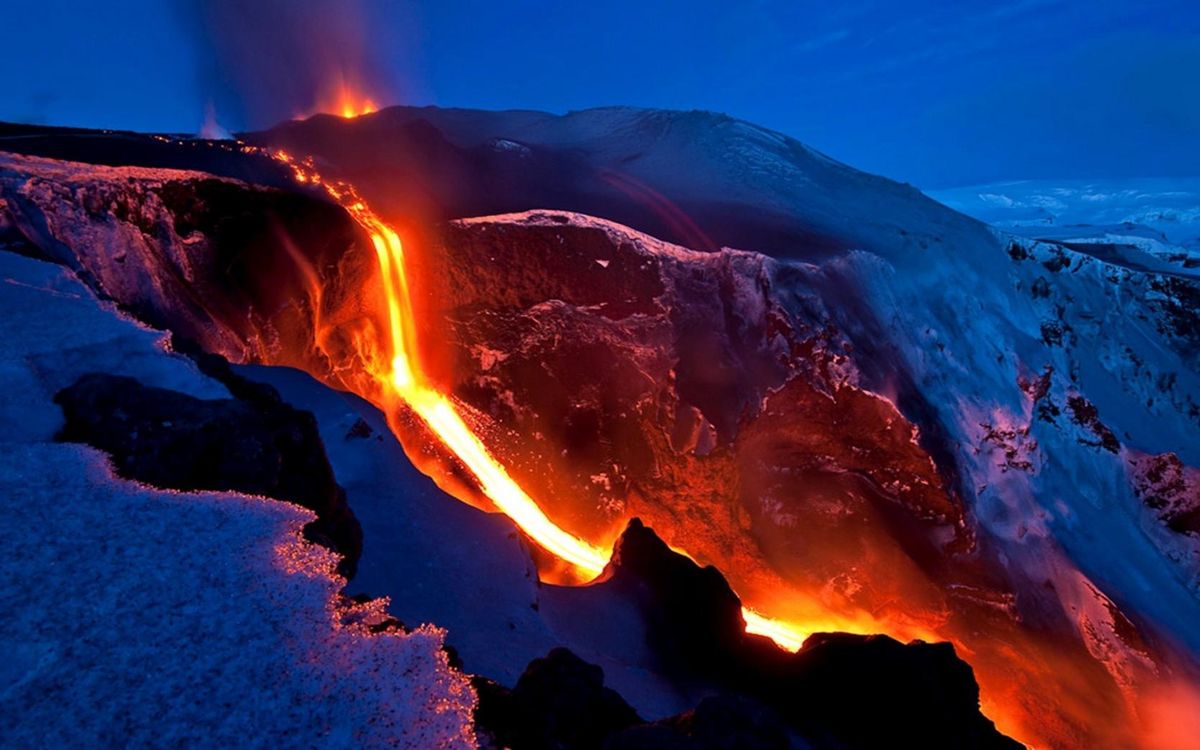 En Hawaiano el volcán Mauna Loa significa alta montaña. Este nombre es bastante adecuado ya que es el volcán más grande de la Tierra.