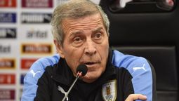 altText(Tabárez reservó 24 futbolistas del exterior para jugar con Paraguay y Venezuela)}