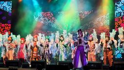 altText(Carnaval: A la Bartola fue la gran sorpresa de la noche)}