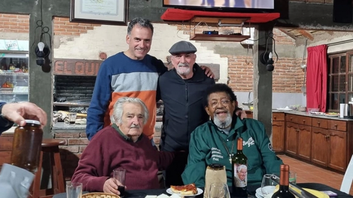Mujica festejó los 87 años con sus amigos.