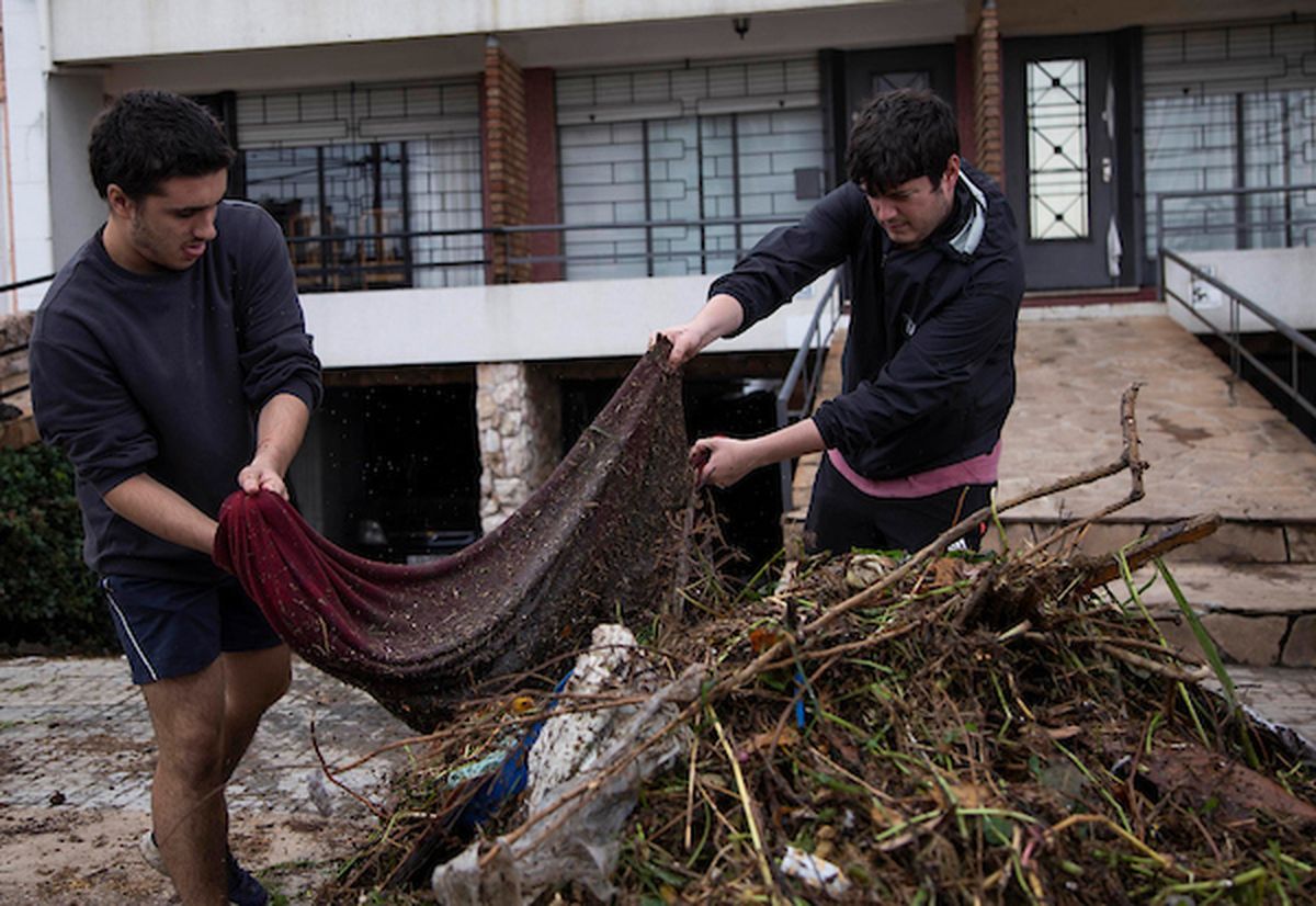 La Intendencia de Montevideo entrega ayuda a damnificados por las inundaciones