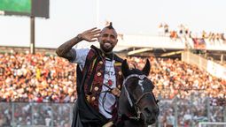 altText(Surrealista presentación de Arturo Vidal en Colo Colo)}
