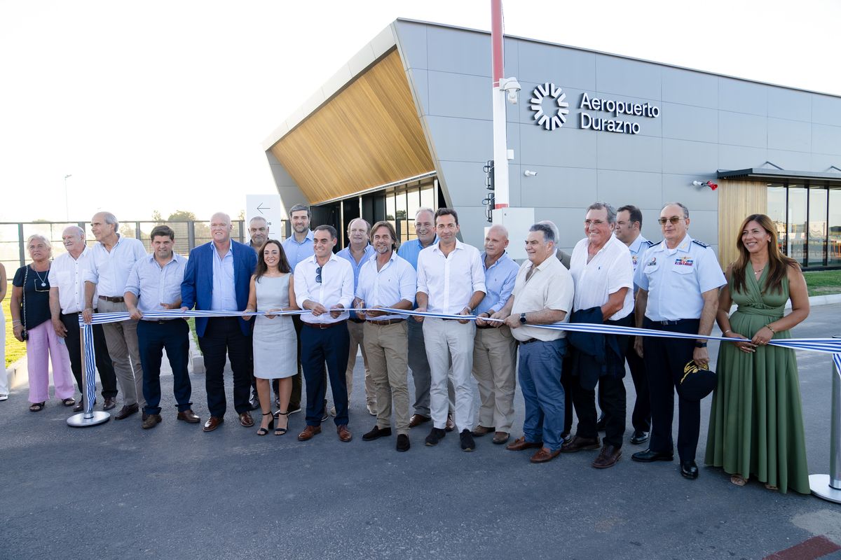 Autoridades nacionales y de la empresa en la inauguración del Aeropuerto Internacional Durazno.