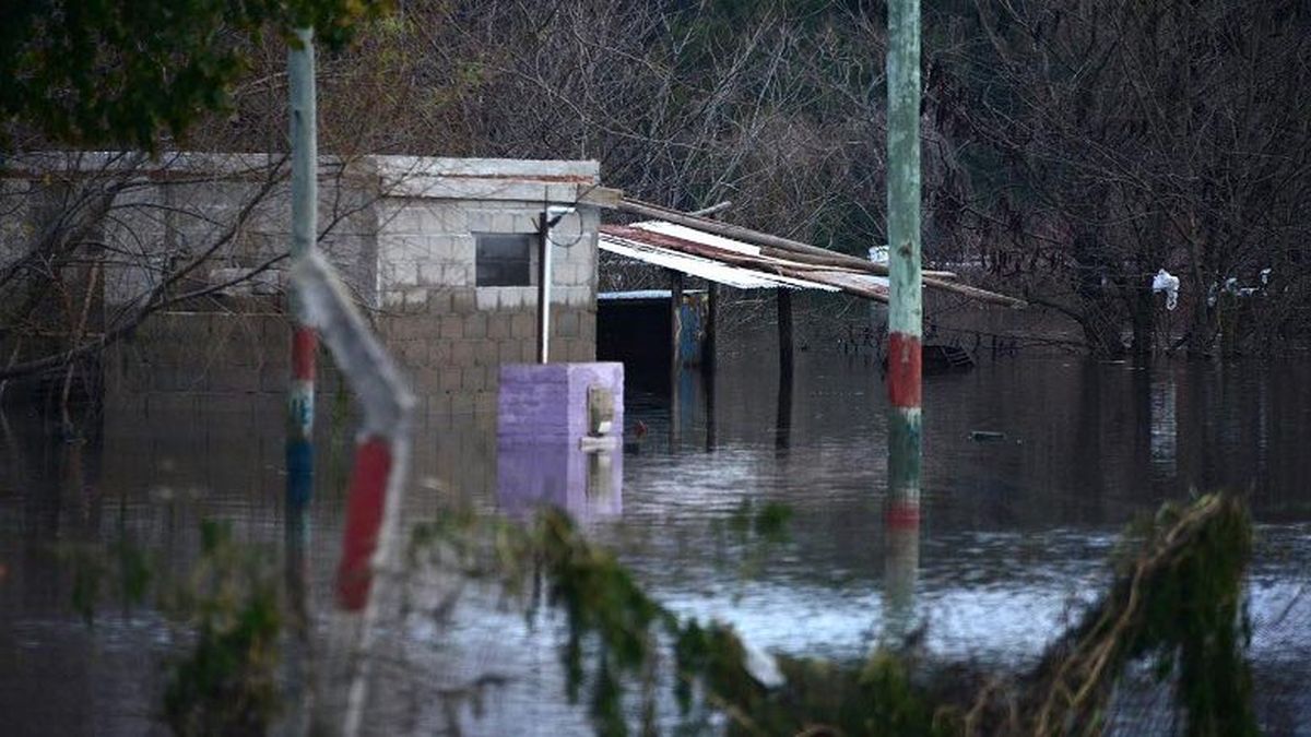 Bajo agua: calles inundadas y más de 20.000 clientes de UTE sin luz