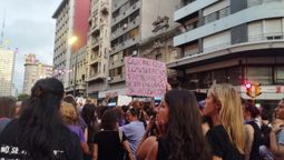 altText(Una verdadera marea feminista cubrió 18 de Julio)}