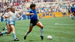 altText(Emblemática camiseta de Maradona vendida en casi 9 millones de dólares)}