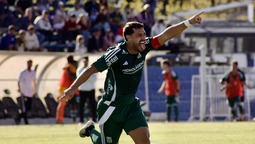altText(Racing ganó en Melo y quedó al borde de ser campeón)}