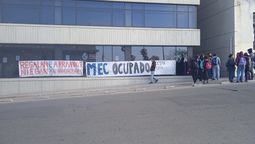 altText(Estudiantes reclaman diálogo pero no son escuchados por autoridades del MEC)}