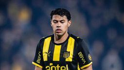 altText(Peñarol confirmó que Álvez sufrió una fractura de cadera: ¿cuánto estará de baja?)}