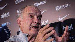 altText(La continuidad de Bielsa al frente de la selección pende de un hilo)}