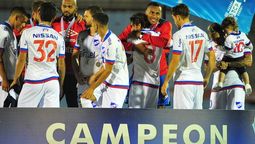 altText(Nacional con tres en el fondo, pero un lateral que puede ser zaguero)}