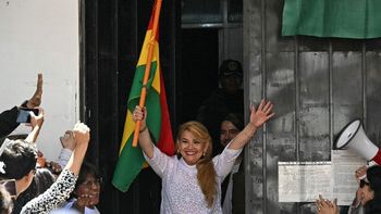 Jeanine Áñez sale de la prisión.