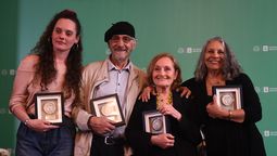 altText(Intendencia distinguió a cuatro artistas de teatro con la ciudadanía ilustre de Montevideo)}