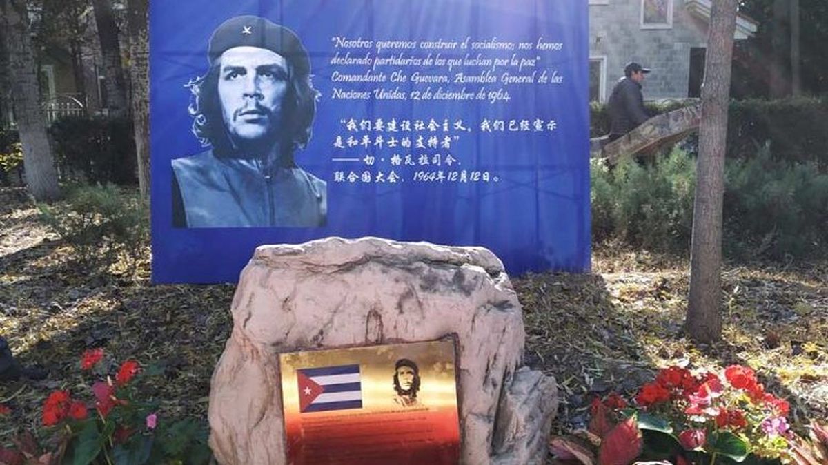 Develan en China monolito en homenaje al Che