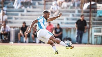 Nahuel Acosta a una firma de ser jugador de Peñarol