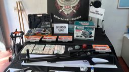 altText(Decomisan en Maldonado un arsenal de armas, municiones, drogas y objetos robados)}