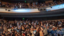 altText(Fiesta celeste en el Sodre: 1.500 estudiantes coparon el Auditorio Nacional en el debut de Uruguay)}