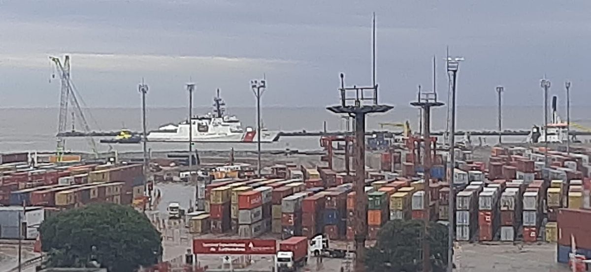 Buque Cutter James de la Guardia Costera de EEUU llegando esta ma&ntilde;ana al puerto de Montevideo.