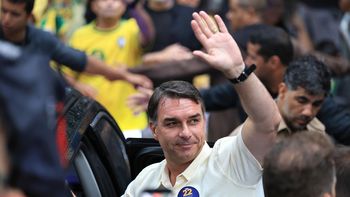 Gobierno de EEUU entregará visas a Flávio Bolsonaro y su familia